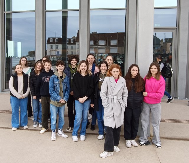 Le groupe Club Débarquement devant l'entrée du musée du Débarquement d'Arromanches